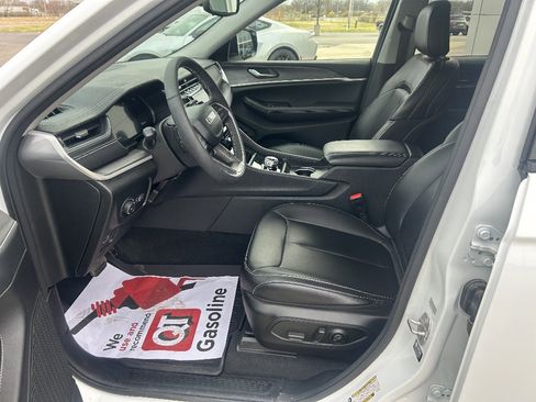 Used 2024 Jeep Grand Cherokee Limited image 10