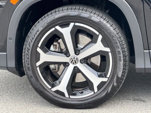 Used 2025 Volkswagen Tiguan SE w/ Panoramic Sunroof Package image 24