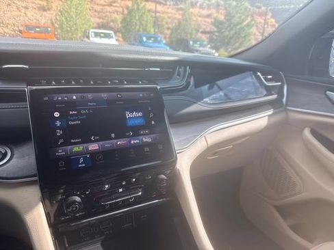 Used 2023 Jeep Grand Cherokee Limited w/ Luxury Tech Group II AWD/4WD image 9