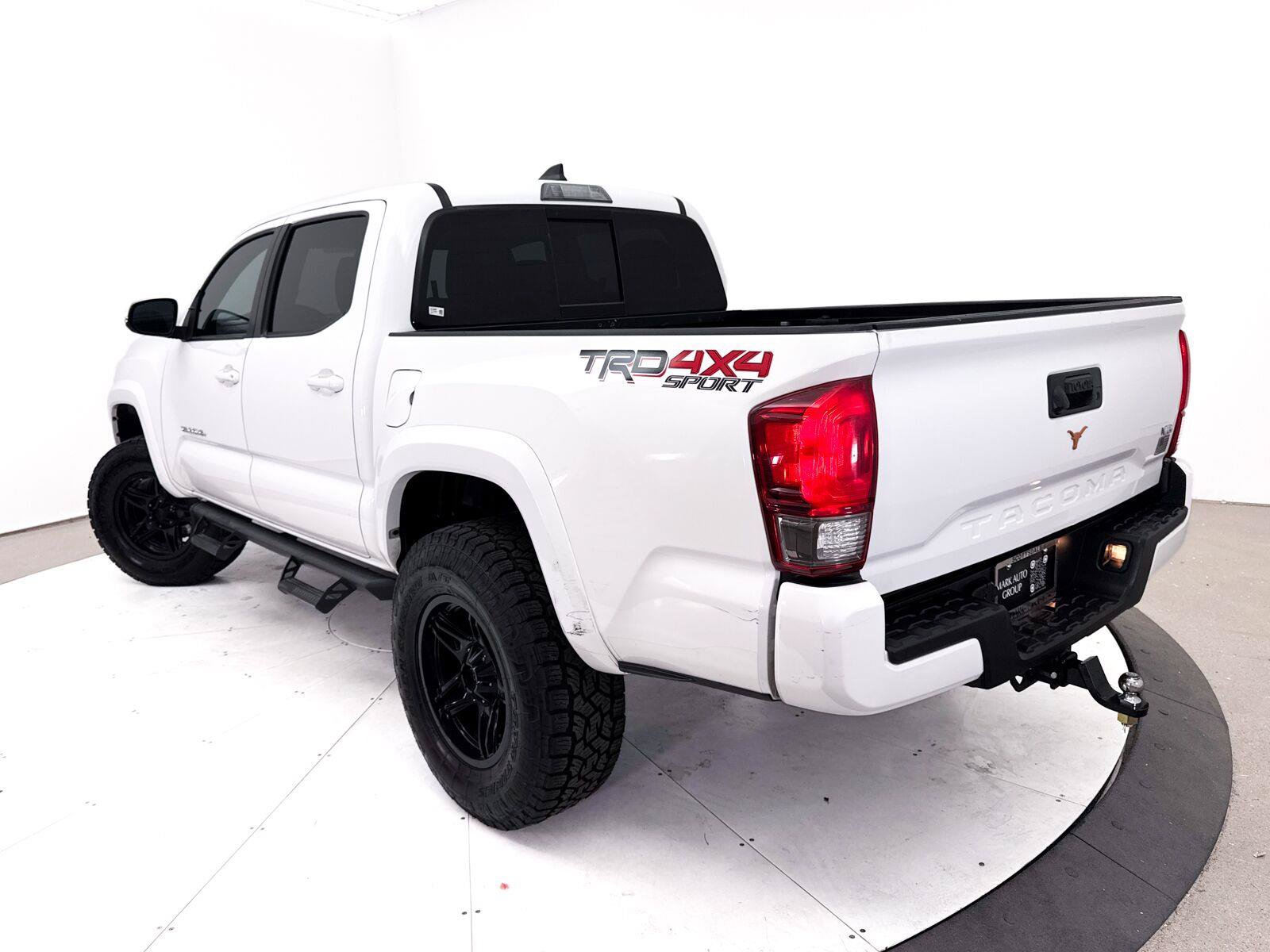 Used 2017 Toyota Tacoma TRD Sport w/ Tow Package (A/T) AWD/4WD image 2