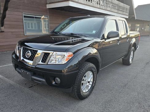 Used 2016 Nissan Frontier SV image 2