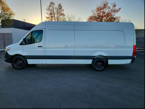 Used 2024 Mercedes-Benz Sprinter 2500 image 9