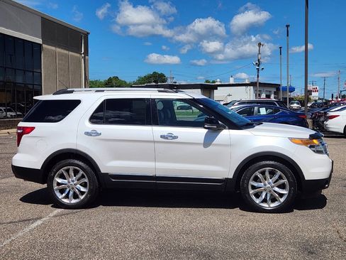Used 2014 Ford Explorer XLT w/ Equipment Group 202A AWD/4WD image 12