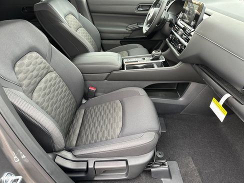 New 2025 Nissan Pathfinder SV w/ SV Premium Package image 13