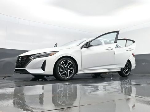 Used 2025 Nissan Sentra SR FWD image 32