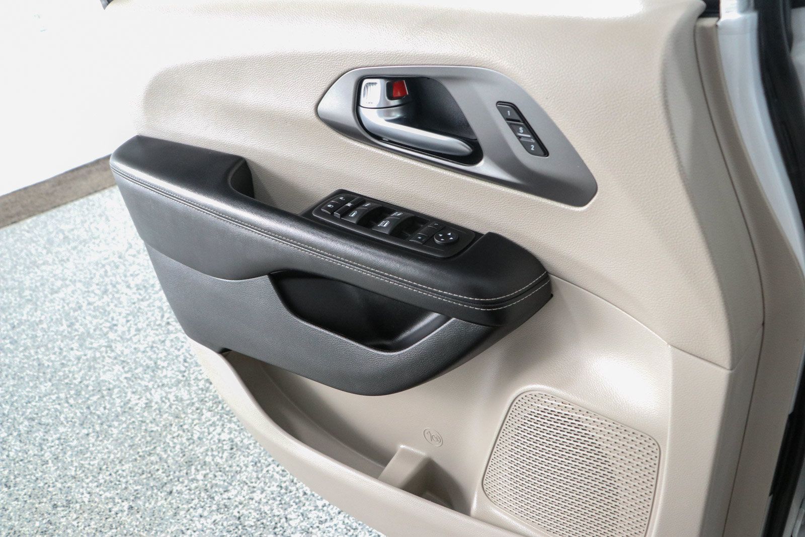 Used 2022 Chrysler Pacifica Touring-L FWD image 21