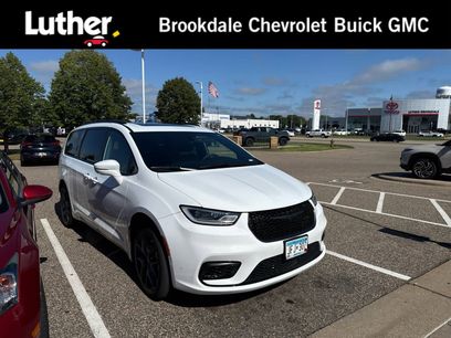 Used 2022 Chrysler Pacifica Limited w/ Uconnect Theater Family Group