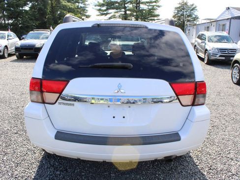 Used 2011 Mitsubishi Endeavor SE image 8