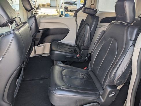 Used 2017 Chrysler Pacifica Touring-L image 8