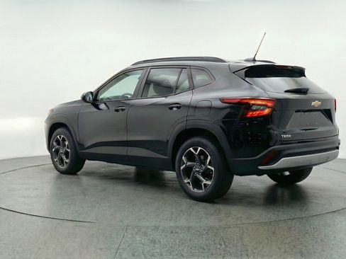 Used 2025 Chevrolet Trax LT w/ LT Convenience Package image 6