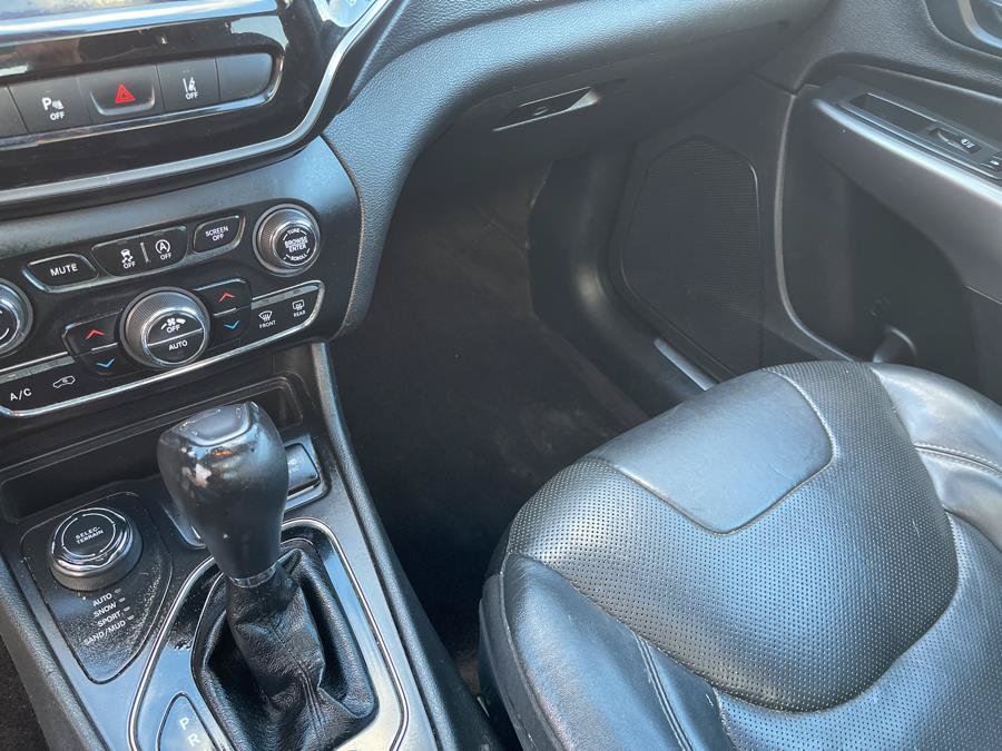 Used 2019 Jeep Cherokee Limited w/ Luxury Group AWD/4WD image 9