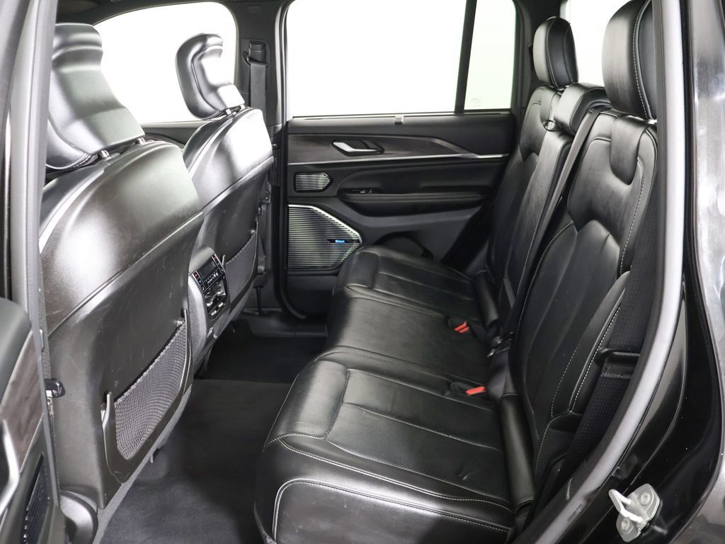 Used 2022 Jeep Grand Cherokee Overland w/ Luxury Tech Group IV AWD/4WD image 40