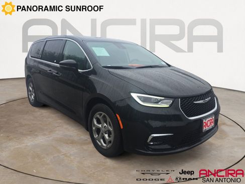 Used 2024 Chrysler Pacifica Limited FWD image 1