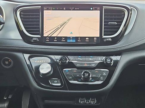 Used 2024 Chrysler Pacifica Limited FWD image 15