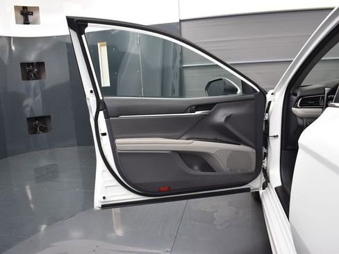 Used 2022 Toyota Camry SE FWD image 9