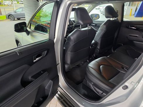 Used 2024 Toyota Highlander XLE AWD/4WD image 17
