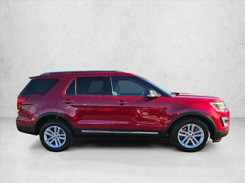 Used 2017 Ford Explorer XLT image 4