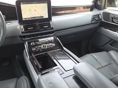 Used 2018 Lincoln Navigator Reserve w/ Technology Package AWD/4WD image 12
