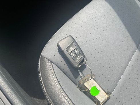 Used 2025 Volkswagen Jetta SE FWD image 21