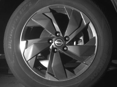 Used 2025 Nissan Rogue SV AWD/4WD image 16