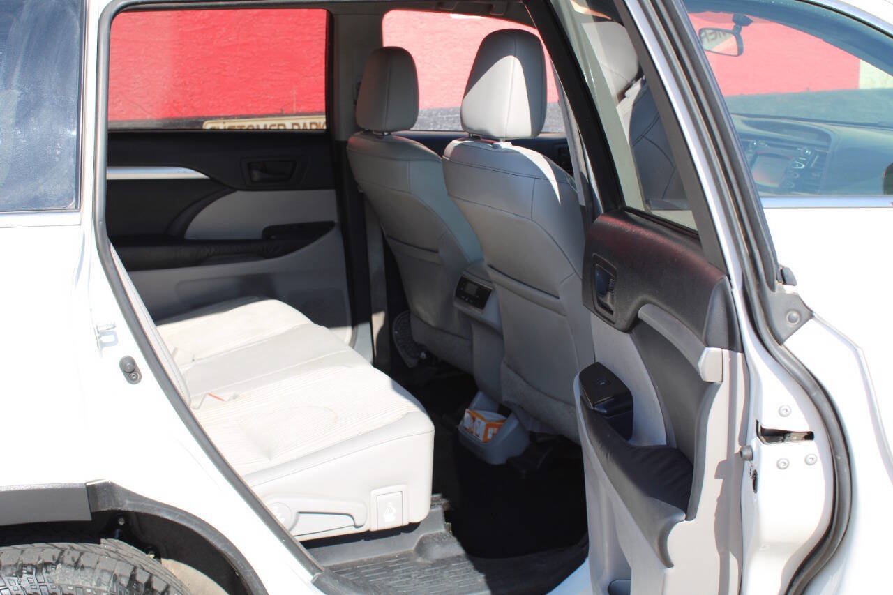Used 2015 Toyota Highlander Plus AWD/4WD image 14