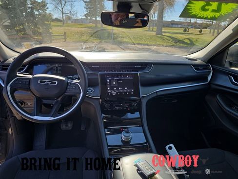 Used 2023 Jeep Grand Cherokee L Laredo image 13