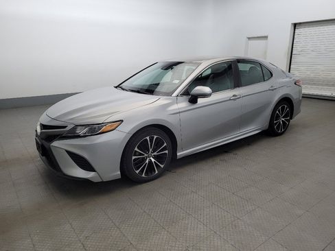 Used 2018 Toyota Camry SE w/ Convenience Package image 2