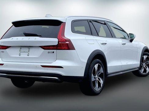 Used 2025 Volvo V60 B5 Cross Country Plus image 13