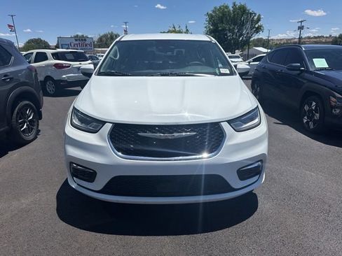 Used 2023 Chrysler Pacifica Touring-L FWD image 2