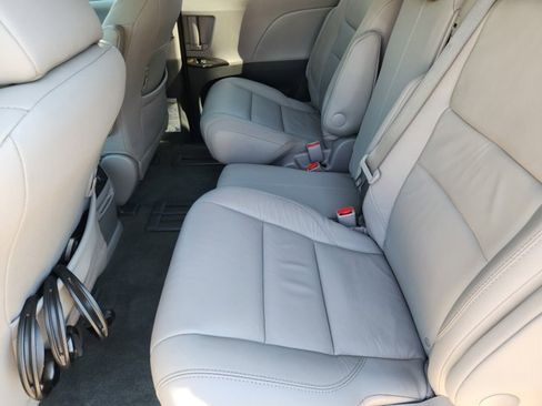 Used 2017 Toyota Sienna XLE Premium image 33
