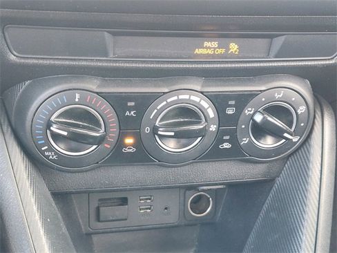 Used 2019 Toyota Yaris L image 26