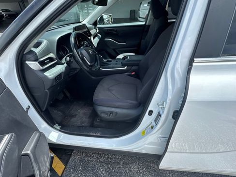 Used 2023 Toyota Highlander LE FWD image 24