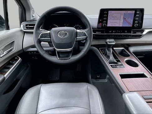 Used 2022 Toyota Sienna XLE w/ XLE Plus Package FWD image 5
