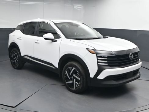 Used 2025 Nissan Kicks SV image 1