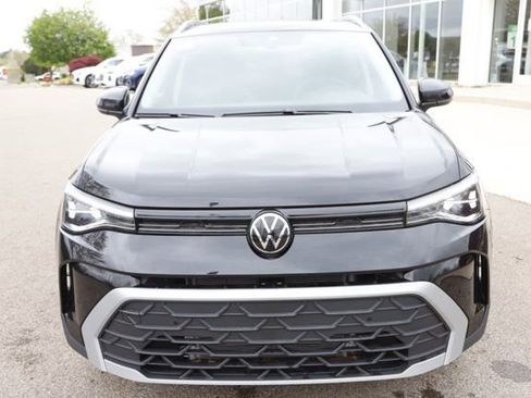 Used 2025 Volkswagen Taos SE w/ Panoramic Sunroof Package AWD/4WD image 8
