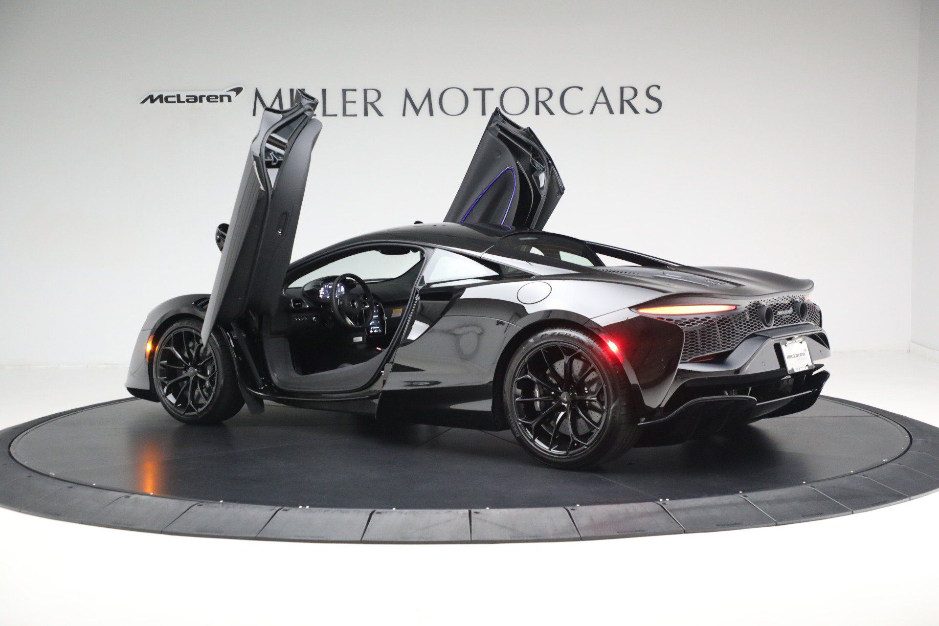 Used 2025 McLaren Artura RWD image 15