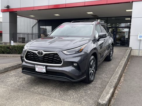Certified 2025 Toyota Highlander XLE AWD/4WD image 3