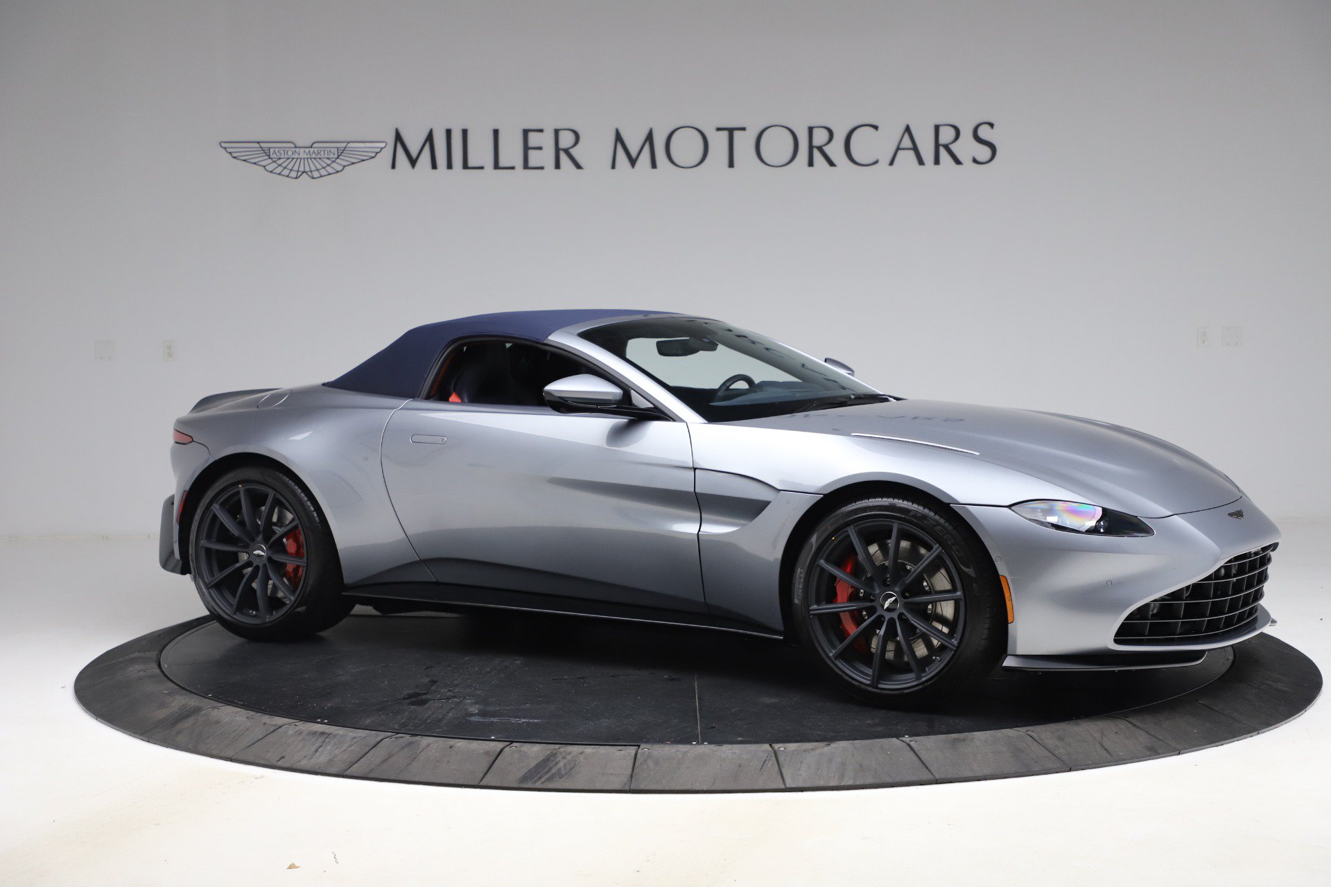 Used 2021 Aston Martin V8 Vantage Roadster RWD image 19