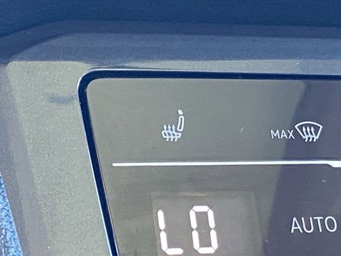 Certified 2022 Volkswagen Tiguan SE w/ Panoramic Sunroof Package image 17