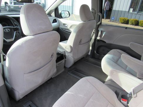 Used 2017 Toyota Sienna LE w/ Outdoor Package image 36