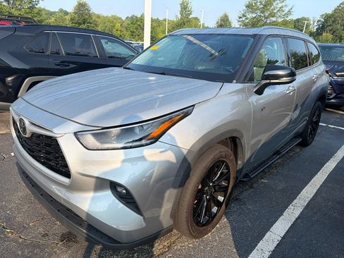 Used 2021 Toyota Highlander XLE FWD image 1