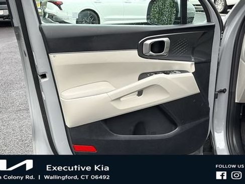 Certified 2025 Kia Sorento S w/ Panoramic Sunroof Package FWD image 8