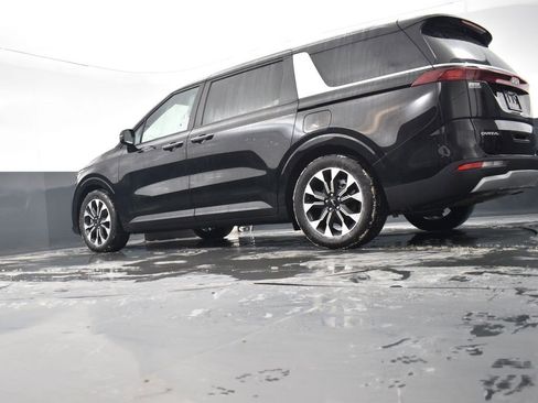Used 2024 Kia Carnival EX image 19