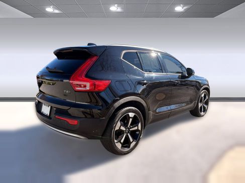 Used 2019 Volvo XC40 T5 Momentum image 9