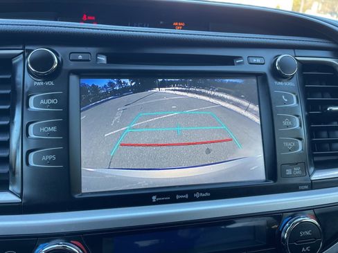 Used 2019 Toyota Highlander XLE image 11