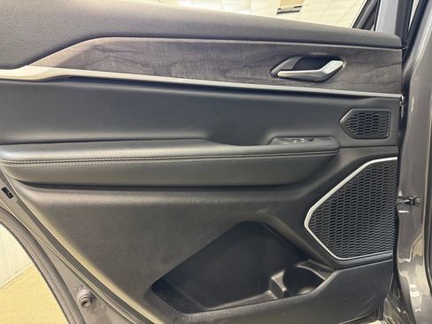 Used 2021 Jeep Grand Cherokee L Limited AWD/4WD image 17