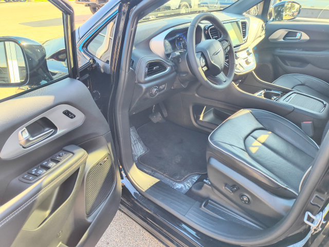 Used 2025 Chrysler Pacifica Limited w/ Uconnect Theater Family Group FWD image 16