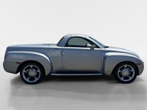 Used 2005 Chevrolet SSR w/ Preferred Equipment Group RWD image 7