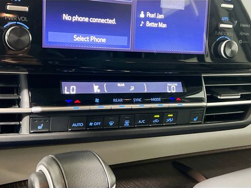 Used 2024 Toyota Sienna XLE FWD image 27