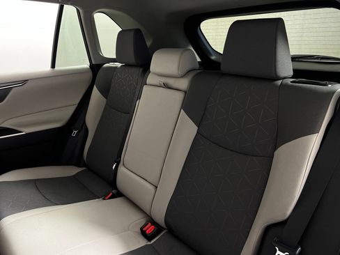 Certified 2025 Toyota RAV4 XLE w/ Convenience Package FWD image 21